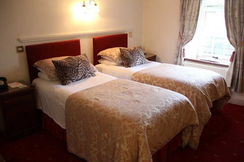Two bridges country twin room